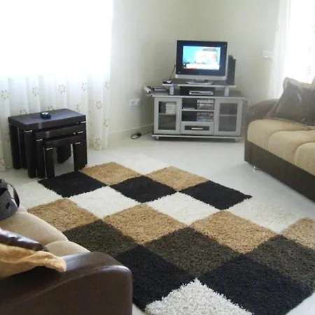 Spacious 2 Bed 2 Bath In One Of Sides Popular Communities Appartamento Side