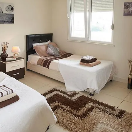 Spacious 2 Bed 2 Bath In One Of Sides Popular Communities Apartmán