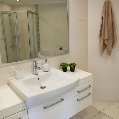 Spacious 2 Bed 2 Bath In One Of Sides Popular Communities Apartmán Side