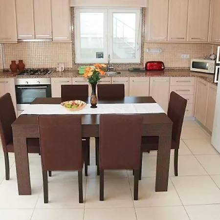 Spacious 2 Bed 2 Bath In One Of Sides Popular Communities Apartmán