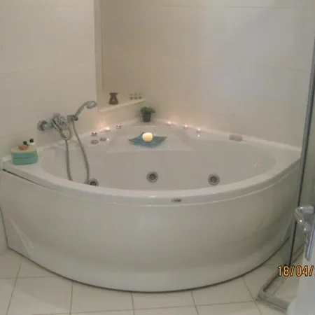 Spacious 2 Bed 2 Bath In One Of Sides Popular Communities Daire